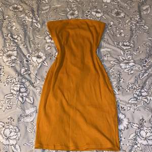 Gul/orange tub klänning. Lappen kvar, insåg att jag inte passade så bra i gult och kunde inte lämna tillbaka. 