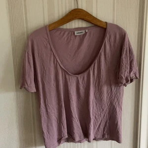 Junkyard tröja storlek S - Rosa t-shirt med djup V-ringning köpt på Junkyard förra hösten. Knappt använd. Nypris 200kr. Köparen står för frakt! Kolla gärna in mina andra anonser❤️