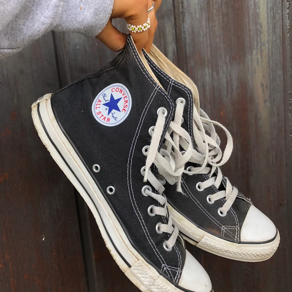 Trendiga Svarta converse!. Skor.