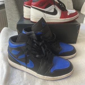 Jordan 1 - Använda ett par par gånger, mid cond.                              1000 kr för båda par skorna