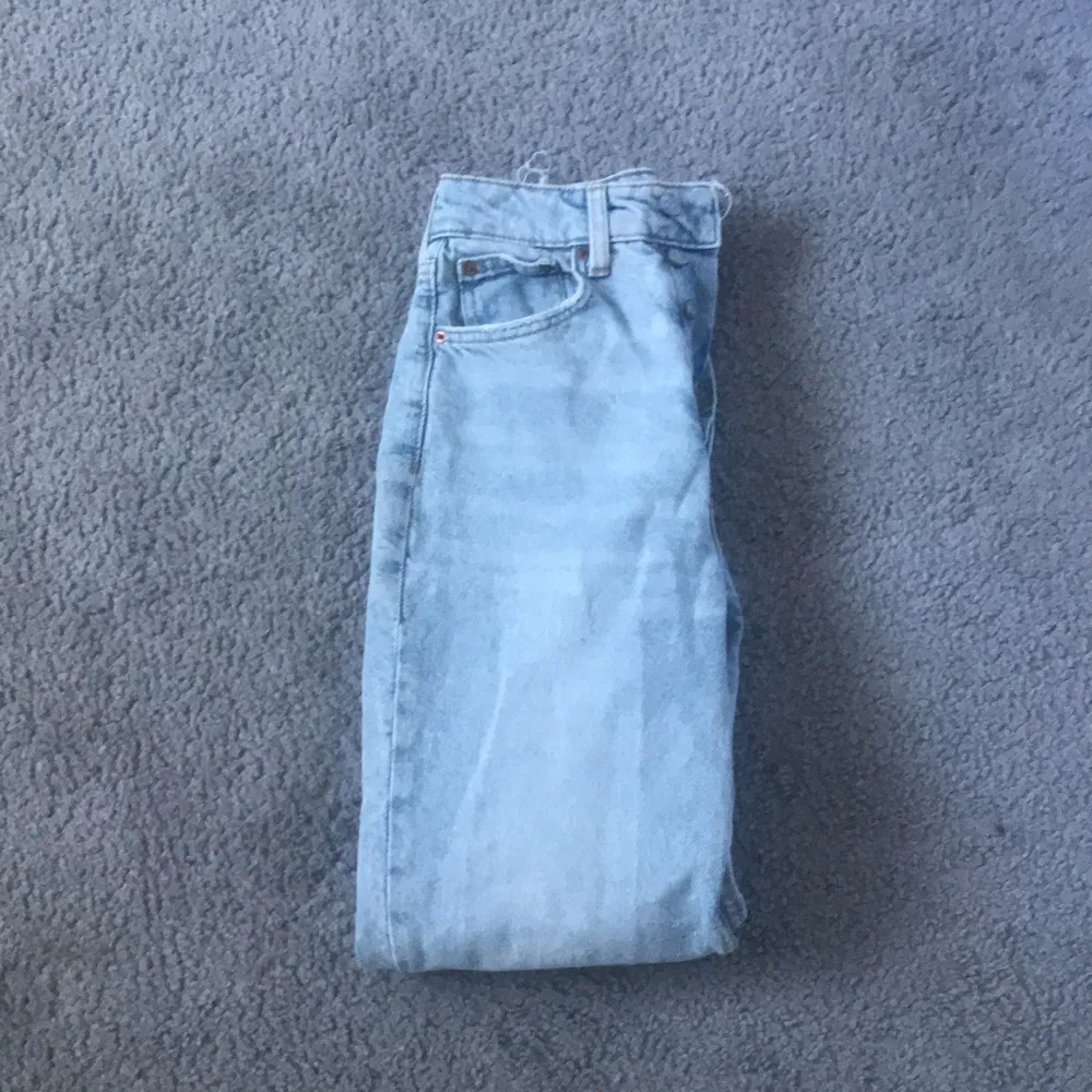 Säljer mina mom jeans från Hm! Säljer för att de börjar bli för små! Bra skick. Köpte för 4 veckor sedan, nästan aldrig använda! Priset är pluss frakt! Kan mötas upp.💕. Jeans & Byxor.
