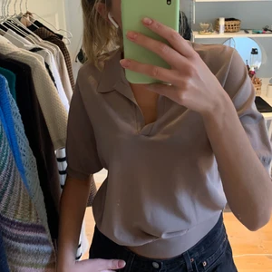 Tröja från Zara - Brun/beige t-shirt från Zara i strl M. Helt oanvänd, men jättesnygg så fattar verkligen inte varför!!!! Bud startar på 150kr. Frakt tillkommer på 60kr.