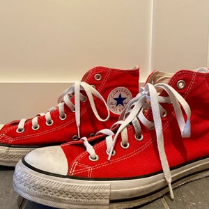 Röda converse - Säljer dessa assnygga converse som är i jättefint skick! Storlek 42, jag brukar ha de och jag har stl 40-då är de bara lite stora🥰