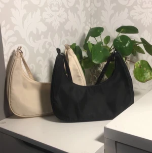 Schoulder bag - Säljer nu dessa två skit snygga schoulders bags i färgerna svart och beige, de har mycket utrymme och är snygga färger som passar till allt! Säljer dessa för 80kr styck eller 2 för 140kr + frakt 66kr❤️ SVART SÅLD❤️