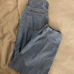 Ett par jeans från hm, säljer dom då dom inte riktigt passar min form
