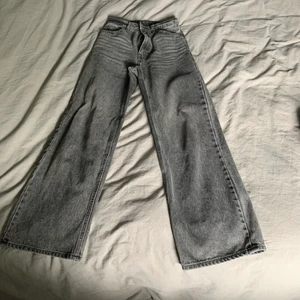 Gråa Monki Jeans - Säljer mina wide gråa Monki jeans som inte används för att de är för små, jättefint skick och skjukt fina på! Storlek 25 som motsvarar Xs/34 💕Nypris 400, kom privat vid frågor! 