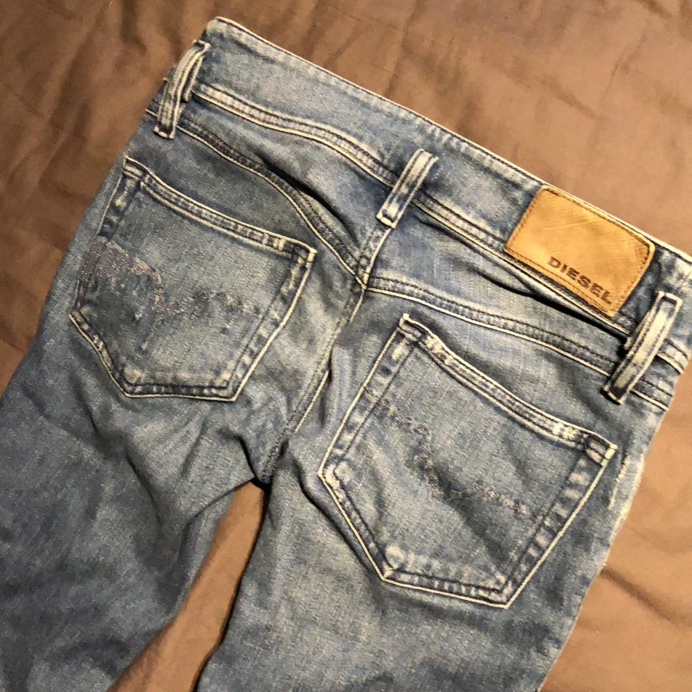 Säljer mina älskade vintage diesel jeans med låg midja! Skriv om ni har några frågor☺️ Byxorna är i längden 30 men är lika långa som andra jeans jag har i längd 32!. Jeans & Byxor.