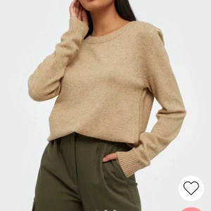 Stickad tröja - En jättefin stickad tröja andvänd ett fåtal gånger! Från vila i storlek xs! Stor i storleken så skulle passa en S också!