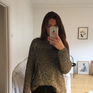 Svartvit/grå stickad tröja - Mysig stickad tröja som är lite oversized. Väldigt fint skick.