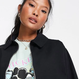 Asos ny jacka - Petite jacka från ASOS DESIGN. Strl 40. Bästa höstjackan! Dragkedja med vindslå Sidofickor i oversize Normal i storleken. Svart. Ny och oanvänd. 100% bomull. Kostade 450kr så gör ett fynd här. https://www.asos.com/se/prd/13537769?acquisitionsource=pasteboard