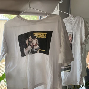 T-shirt med tryck - T-shirts med tryck, den första sitter lite mer oversized i modellen medan den andra mer tight. Superfina men kommer inte till användning, jättebra kvalite. 1 för 30 kr och båda för 50😋