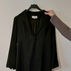 Svart long kavaj  - En fin svart kavaj  i en ny skick 