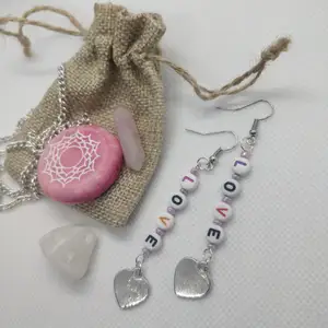 Handgjorda LOVE-örhängen 💜 med bokstavspärlor