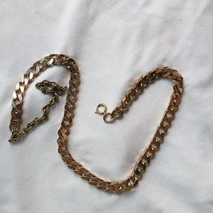 Halsband - Snygg guldig kedja som jag tyvärr inte använder då jag inte är ett så stort fan av guld. Tredje bilden är på hur spännet ser ut. Går att reglera längden. Hör av dig!