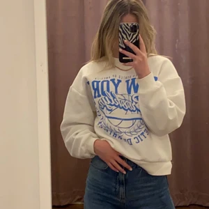 Sweatshirt  - Sweatshirt från Gina. Köpt för 250kr, tror den är slutsåld. ⭐️ storlek XS