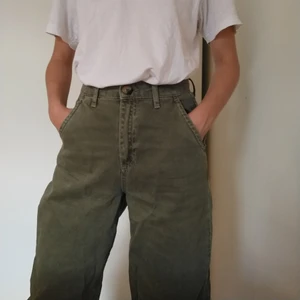 Mörkgröna jeans weekday strl. S - Gröna jeans från weekday i storlek S. I mycket bra skick 💚