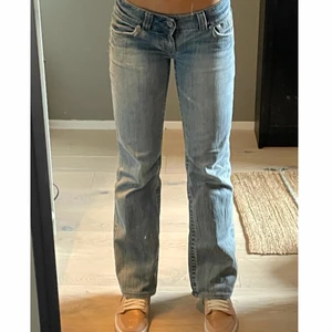 Low waist/lågmidjade jeans - Säljer dessa fina low rise jeans från American eagle! Sparsamt använda, i väldigt fint skick:) skriv privat eller buda i kommentarerna😋