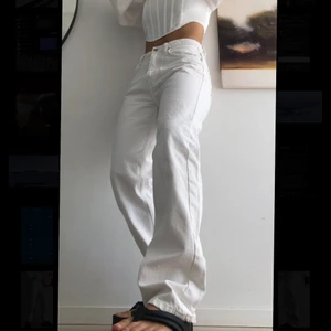baggy jeans  - säljer ett par as coola baggy vita jeans, sitter som en smäck 😍 fräschatill hösten dessutom!  bud i komentarerna om fler är intresserade