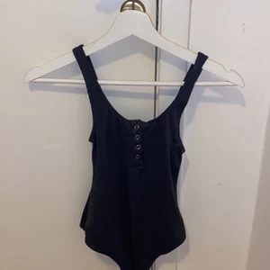 grå body med knappar - Mörk grå linne body med silver knappar aldrig använts en enda gång. Jätte stretchigt material 