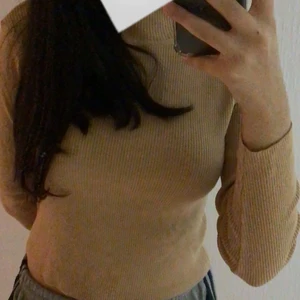  Bech tröja  - Detta är en Bech långärmad tröja från h&m, den är inte så använd och jag säljer den pga att den inte passar mig så bra 