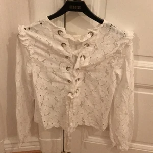 Spetsblus - En vit spetsblus från H&M, stl 38 oanvänd. Köparen står för frakt. Ansvarar inte för postens slarv.