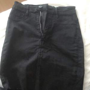 Jeans kjol från ginatricot. Har inte använt på länge. Men bra kvalite🖤
