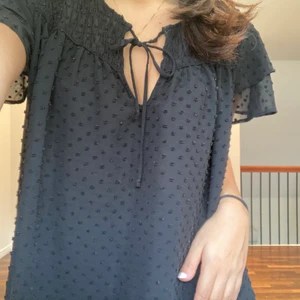 Blus, Zara - Supergullig svart prickig blus från Zara, använd fåtal gånger. 