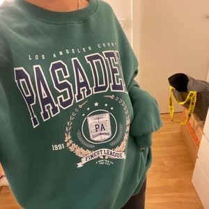 Super trendig sweatshirt från pull&beer! - Super mysig sweatshirt köpt för några dagar sedan men säljer för beställde fel storlek 💕