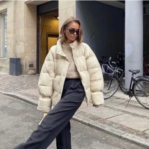 Vinterjacka  - Super snygg vinterjacka som är så skön och varm, perfekt nu till vintern. 😍💓 (Lånade bilder!)  300kr, köparen står för frakten! 