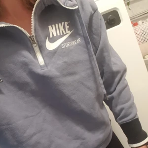 NIKE hoodie SMALL  - Aldrig använt ! Buda i kommentarsfältet