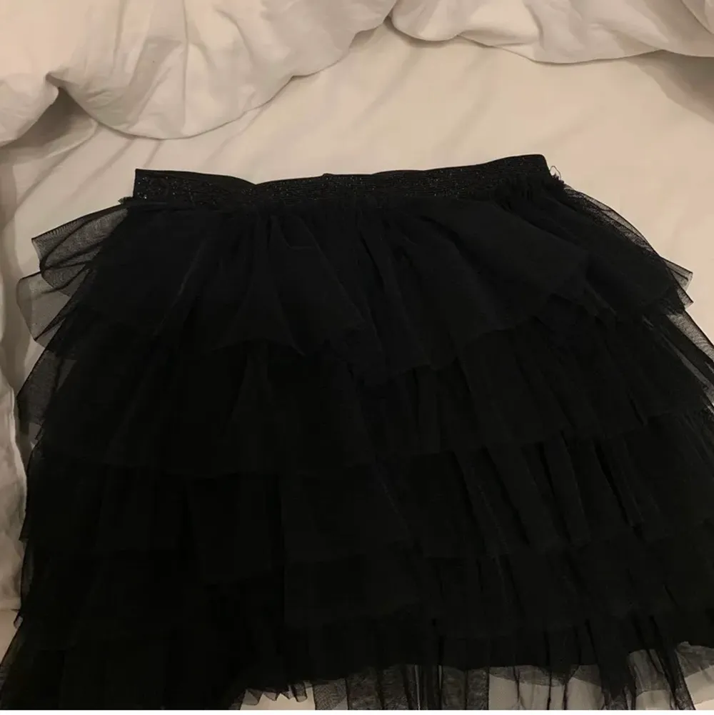 Säljer denna populära kjol från zara som inte längre sälj🥰Den e i fint skick . Kjolar.