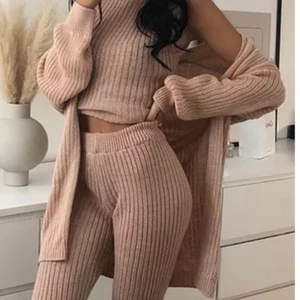 3 delat set  - Säljer detta 3 delade setet med byxor kofta och linne. Storlek s. Oanvänd. 