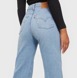 Levi’s jeans  - Hejj👋🏼👋🏼 Säljer dessa Levi’s jeans Ribcage straight i W26/L27.  Bra skick, bara använda ett få tal gånger! Köpte dem för 1.199kr 🥰