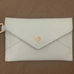 Plånbok - CARIN WESTER - En ljusblå Plånbok från CARIN WESTER i nyskick. Orginalpris 150kr