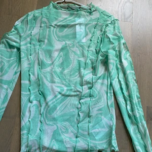 Helt ny topp från Gina tricot strl S - Säljer denna då jag köpte fel storlek och slarvade bort kvittot så kan ej lämna tillbaka!! den är så snygg och jag har en M som passar mig bättre :) tror den är slutsåld med på hemsidan, säljer den för endast 150 kronor så ett kap!!