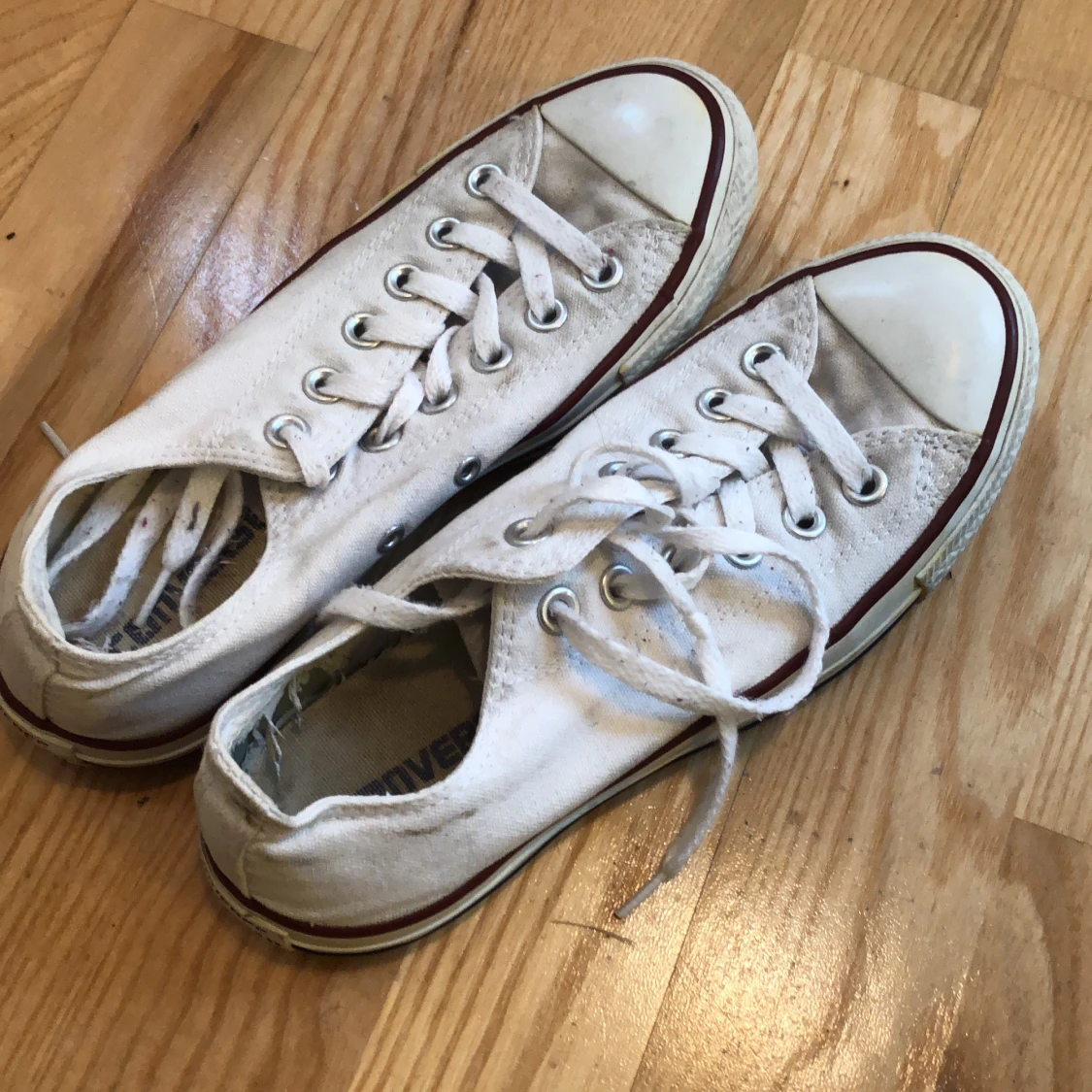 Vita converse skor, låga