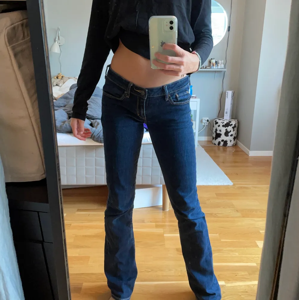 Säljer ett par super snygga och casual jeans från det populära märket Abercrombie & Fitch. Jeansen är i mycket fint skick nästan som nya. Dem är i storlek 25/35 och passar någon runt 170 i längd. Jag kan tänka mig att byta mot ett par liknande low waist byxor. Skriv gärna för ev förslag. 💗. Jeans & Byxor.