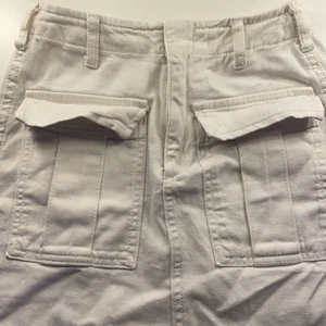Jeans kjol - En jeanskjol från Gina tricot. Säljer för att den är för liten för mig. Har inte använt på runt ett år. Skriv för mer bilder eller andra frågor.  