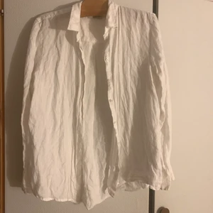 Gina Tricot - Hejj!! Säljer denna galet fina linneskjortan från gina tricot premium quality då den tyvärr inte kommer till användning längre. Kvaliten känns jättebra och skjortan är inte sliten och har inga fläckar, nästan som nyskick! Skriv för bättre, tydligare bilder!! 💕💕
