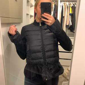 Säljer nu min älskade Moncler jacka / fleece som är sparsamt använd. Köptes för flera årsedan och är i så gott som nyskick! Säljes pga jag har flera som används mycket mer!!! Storleken är 14 Y (164 cm) och motsvarar en XS. För äkthetsbevis och liknande så är det bara att höra av sig! 🤍 Kan gå ner i pris vid snabb affär! Köpt för 4000 kr, därav pris. Jackan har inte det typisk ”moncler” märket på Axlen, däremot på dragkedjorna & en liten ”flik” stor moncler och deras logga.