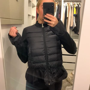 MONCLER JACKA / FLEECE - Säljer nu min älskade Moncler jacka / fleece som är sparsamt använd. Köptes för flera årsedan och är i så gott som nyskick! Säljes pga jag har flera som används mycket mer!!! Storleken är 14 Y (164 cm) och motsvarar en XS. För äkthetsbevis och liknande så är det bara att höra av sig! 🤍 Kan gå ner i pris vid snabb affär! Köpt för 4000 kr, därav pris. Jackan har inte det typisk ”moncler” märket på Axlen, däremot på dragkedjorna & en liten ”flik” stor moncler och deras logga.
