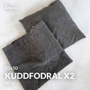 Kuddfodral x 2 50x50 - Två supermysiga gråa kuddfodral från ikea, mått 50x50. 35kr styck eller 60kr för båda🤩 kan ev tänka mig att gå ner i pris🥰