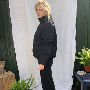 Svart vinterjacka - En svart vinterjacka från hm, använd men i bra skick, suupervarm. 