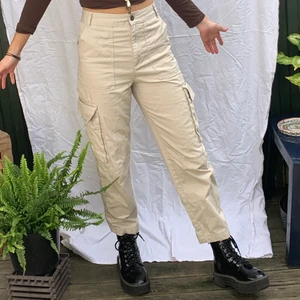 Byxor - Cargoliknande beiga byxor, fyra fickor, funkar på mig som är st S, men sitter lite tajt och hade funkat bättre på xxs-xs