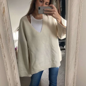 Ulltröja hm - Vit oversized ulltröja från hm. Så mysig, väldigt fint skick. Storlek XS. Köparen står för frakten 🌸💓