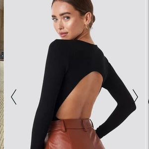 Svart ribbad body  - Intressekoll. En oanvänd svart body från nakd i xxs. Den har en fin öppen rygg. Passar till både fest och vardag. Ordinarie pris 349, i princip slutsåld på hemsidan🖤