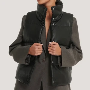 PU väst från NAKD - Jättefin väst från NAKD i PU läder, slutsåld på hemsidan. Använd en gång, nyskick! Storlek 36  Tillkommer spårbar frakt på 66kr ❤️