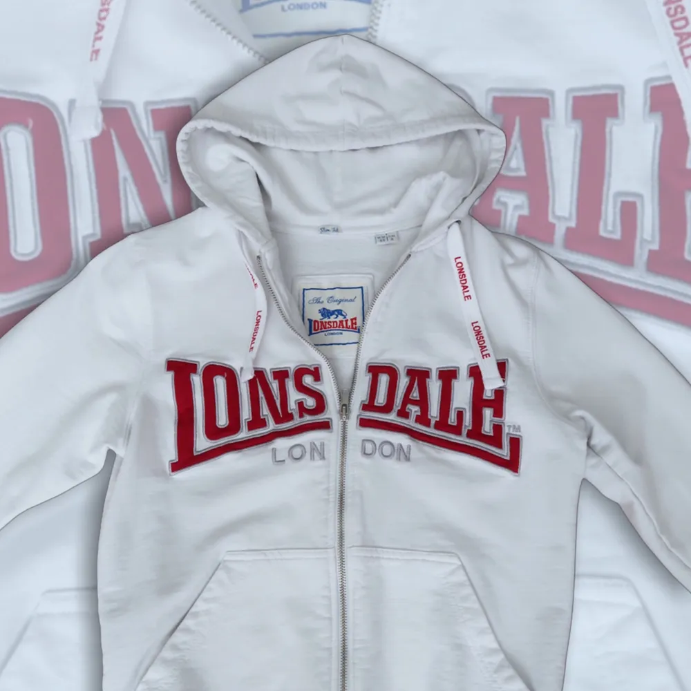 Supernsnygg vit vintage Lonsdale zip up hoodie i storlek XS. Den är i bra skick.  Så snyggt med låga jeans😍. Tröjor & Koftor.