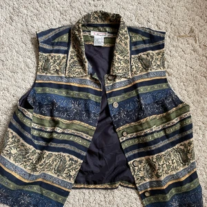 Kostyväst - En mönstrad oversized kostymväst! Köpt på en vintagebutik i Stockholm, soarsamt använd av mig och i bra kvalite. Funkar både bra att knyta eller ha utsläppt. 