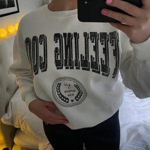Sweatshirt  - Jätte fin vit sweatshirt från bershka med fint tryck. Storlek S jag är vanligen en M för referens 💕 köparen står för frakten och jag ansvarar inte ifall att paketet skulle försvinna på vägen 💕